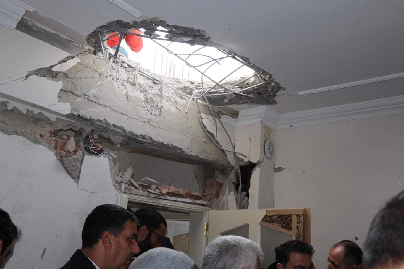 Başbakan Yardımcısı Akdağ roket düşen evlerde incelemede bulundu